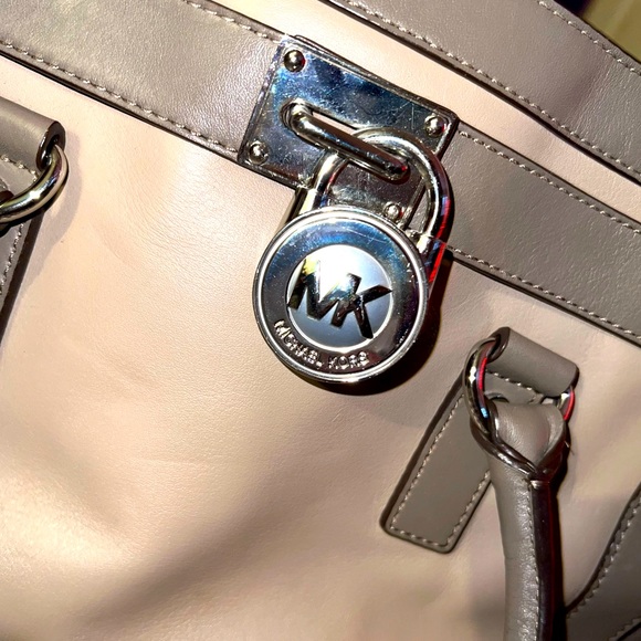 𝓐𝓾𝓽𝓱𝓮𝓷𝓽𝓲𝓬 𝓜𝓲𝓬𝓱𝓪𝓮𝓵 𝓚𝓸𝓻𝓼 𝓖𝓻𝓮𝔂 𝓚𝓮𝔂 & 𝓛𝓸𝓬𝓴 𝓟𝓾𝓻𝓼𝓮 - Picture 7 of 7